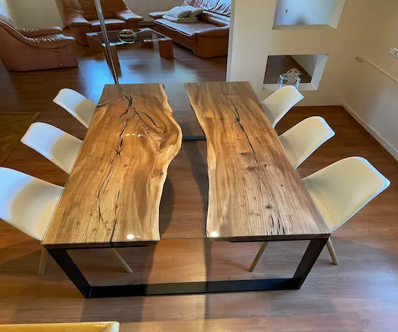 Stół z drewna i szkła