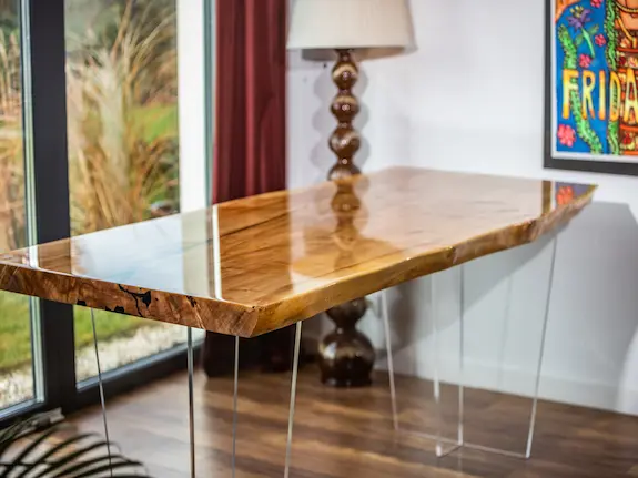 Nowoczesny drewniany stół